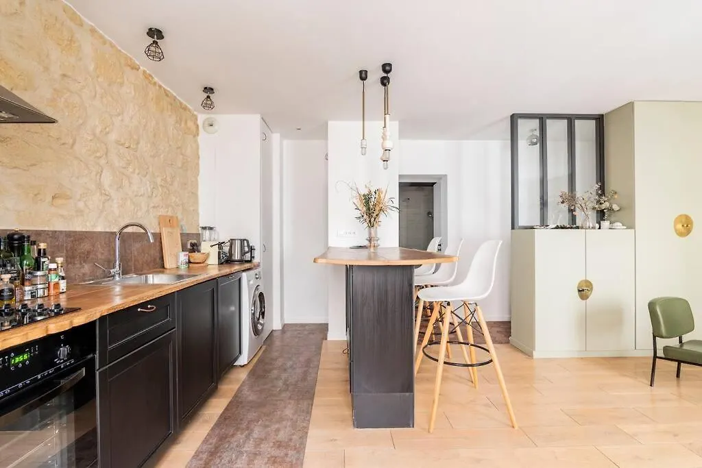 Charmant Appartement En Pierre, Ruelle Au Calme Paris