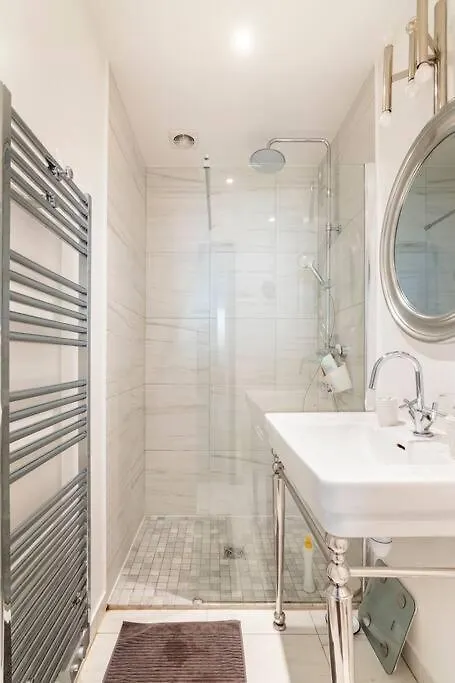 Charmant Appartement En Pierre, Ruelle Au Calme Paris