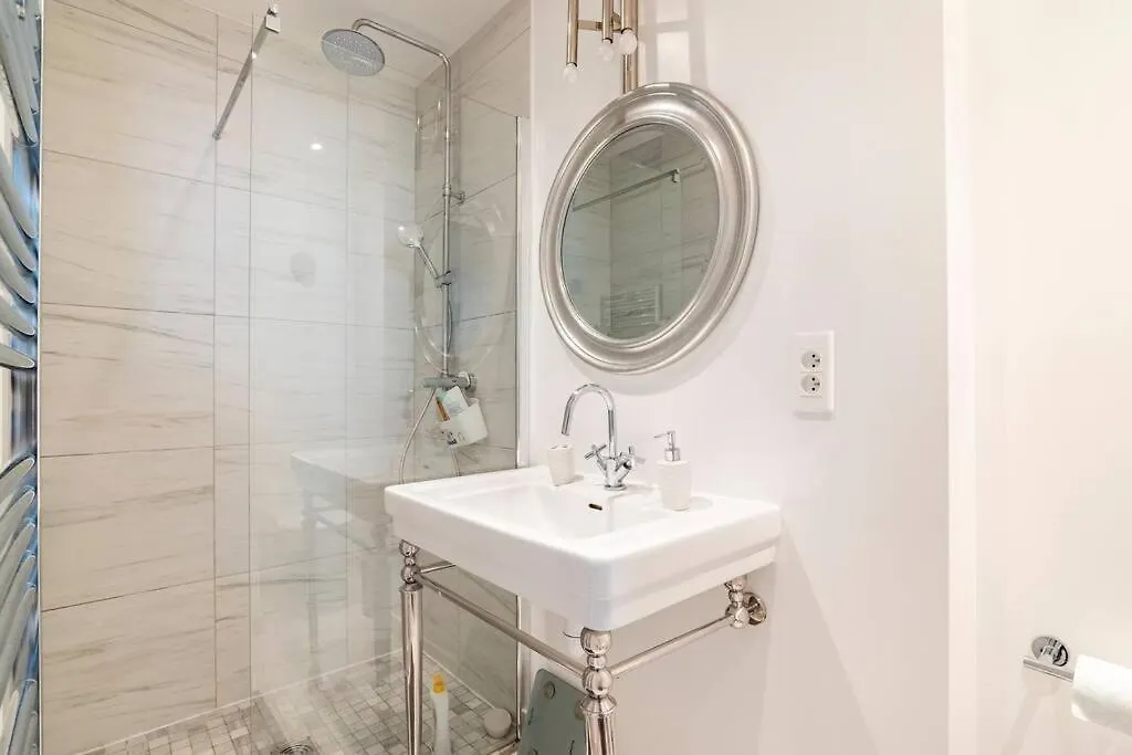 Charmant Appartement En Pierre, Ruelle Au Calme Paris Apartment
