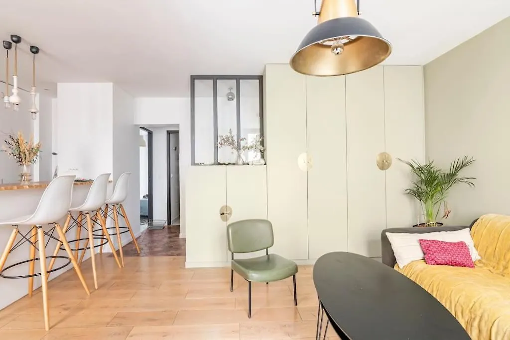 Charmant Appartement En Pierre, Ruelle Au Calme Paris